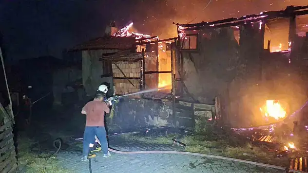 Çorum'da Alevlere Teslim Olan İki Ev Küle Döndü