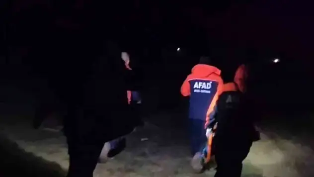 Çorum'da Araçlarıyla Çamura Saplanan Aile 8 Saatlik Çalışmayla Kurtarıldı