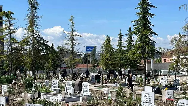 Çorum'da Arefe Günü Mezarlıklar Ziyaretçilerle Doldu