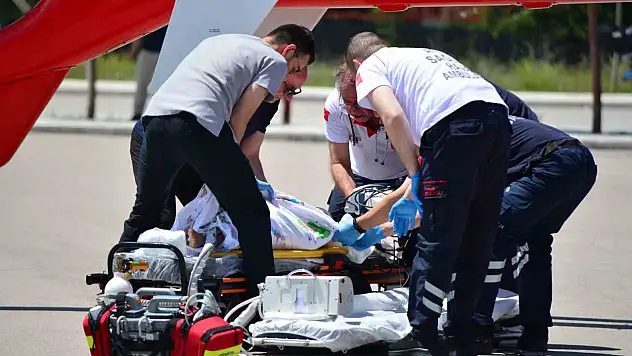Çorum'da balkondan düşen çocuk ağır yaralandı, ambulans helikopterle Ankara'ya sevk edildi