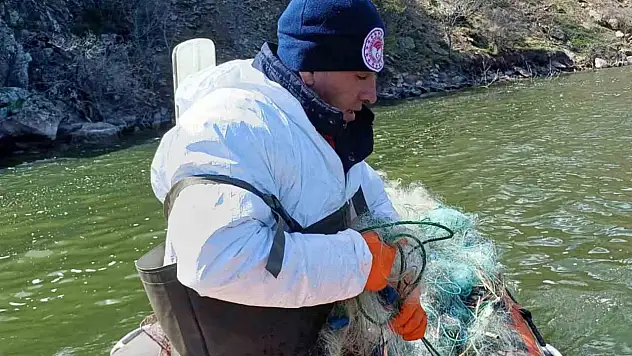 Çorum'da Baraj Gölünde Yasa Dışı Av Araçları Ele Geçirildi