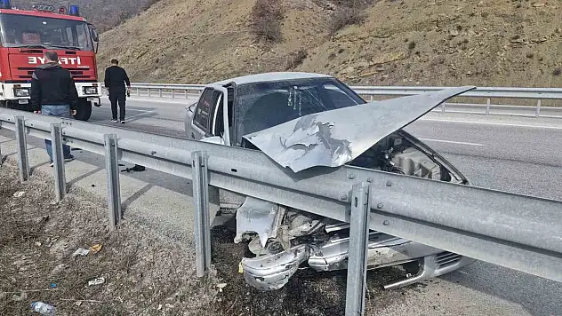 Çorum'da Bariyerlere Çarpan Otomobilin Sürücüsü Yaralandı