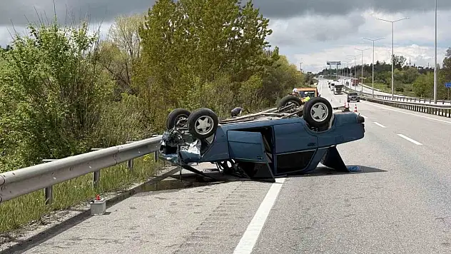 Çorum'da Bariyerlere Çarpan Otomobil Devrildi: 1 Yaralı