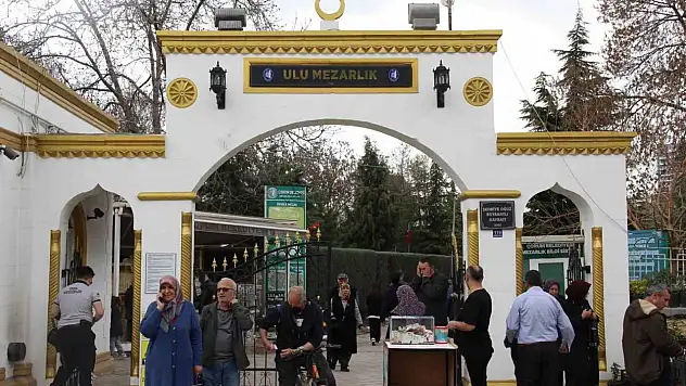 Vatandaşlar Mezarlıklara Akın Etti