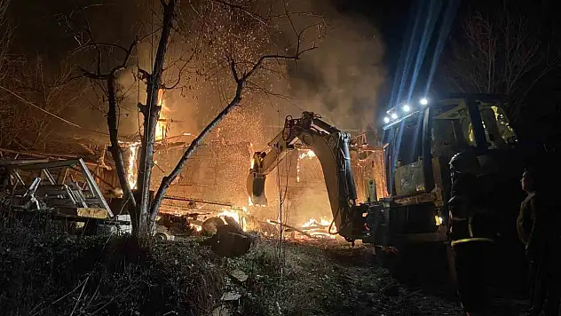Çorum'da Çıkan Yangın Ev Ve Depoyu Kullanılamaz Hale Getirdi