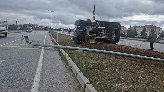 Çorum'da Devrilen Kamyonetteki 3 Kişi Küçük Sıyrıklarla Kurtuldu