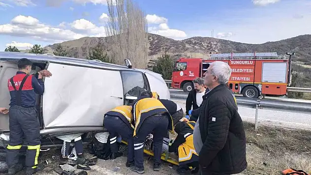 Çorum'da Devrilen Otomobildeki 3 Kişi Yaralandı