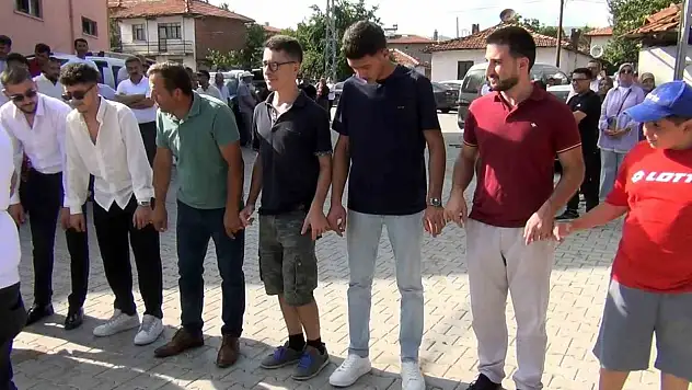 Çorum'da düğüne İtalyan damgası: İki İtalyan halay çekip çiftetelli oynadılar