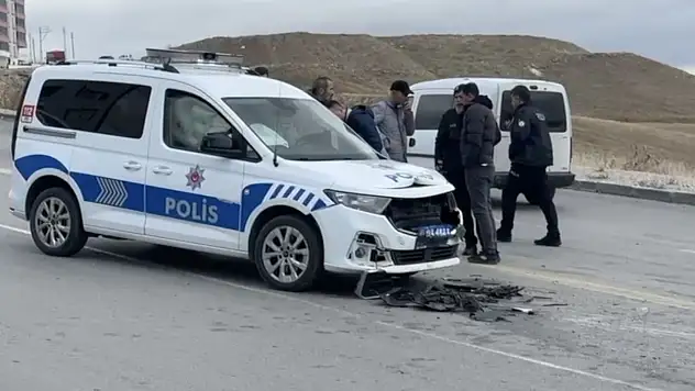Çorum'da Ekip Aracı İle Hafif Ticari Araç Çarpıştı