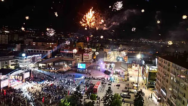 Çorum'da festival coşkusu havai fişek gösterisiyle zirveye çıktı