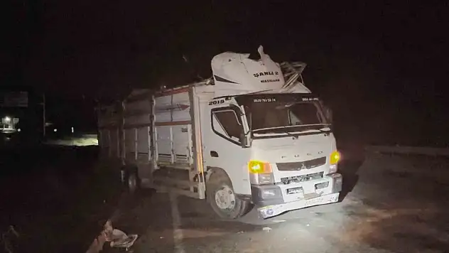 Çorum'da Hafif Ticari Araç Kamyona Çarptı: 3 Yaralı
