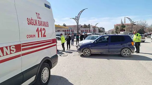 Çorum'da 2 Otomobil Çarpıştı: 2 Yaralı