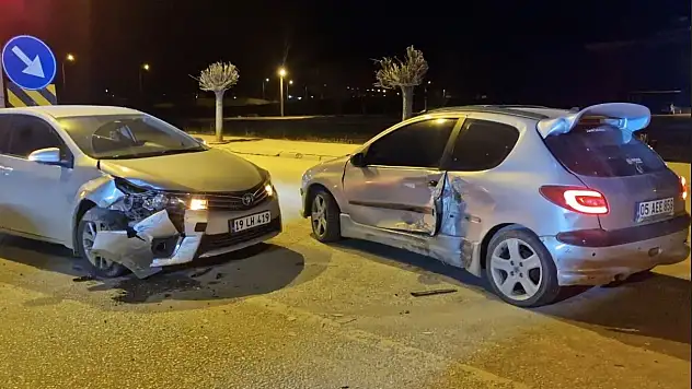 Çorum'da iki Otomobil Çarpıştı: 2 Yaralı