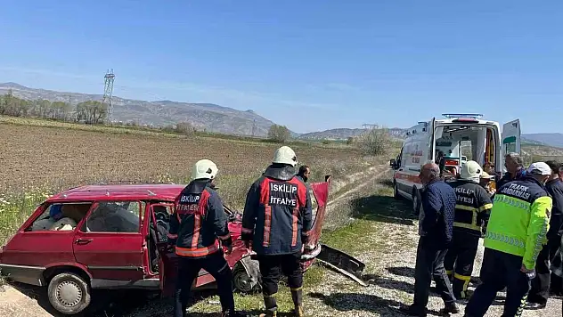 Çorum'da İki Otomobil Çarpıştı: 3 Yaralı