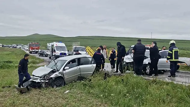 Çorum'da iki otomobil çarpıştı: 6 yaralı