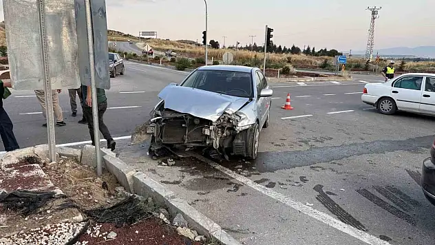 Çorum'da iki otomobil çarpıştı, sürücüler yara almadan kurtuldu