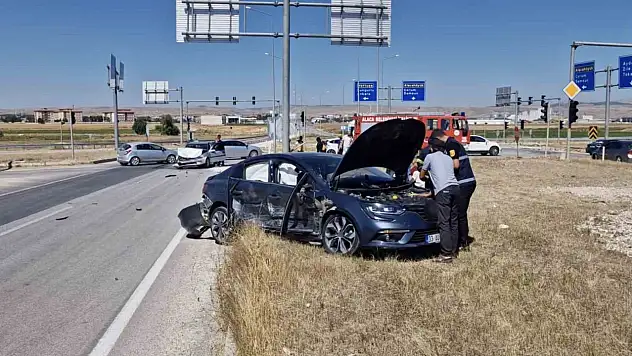 Çorum'da iki otomobil çarpıştı: 5 yaralı