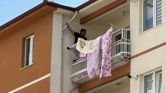 Çorum'da intihar girişiminde bulunan şahsın atlamasını polis önledi