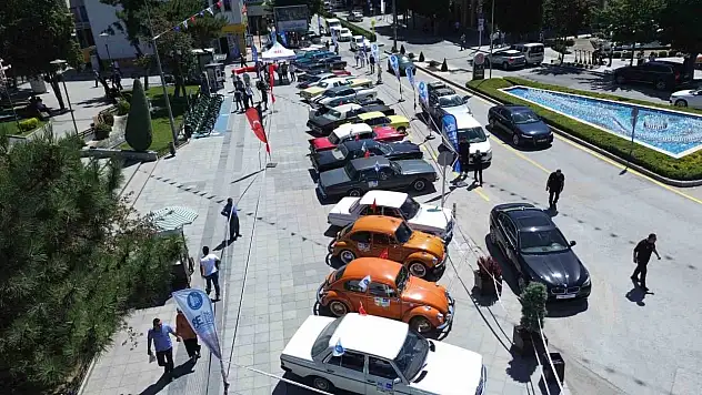 Çorum'da klasik otomobil rüzgarı: Vatandaşlar büyük ilgi gösterdi