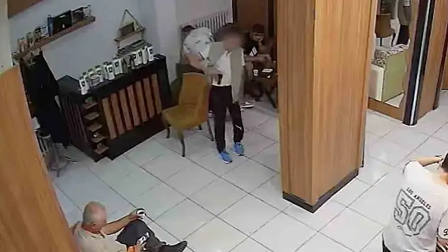 Husumetli Olduğu Kişiyi Kuaförde Vurdu