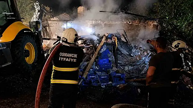 Çorum'da metruk bina alevlere teslim oldu