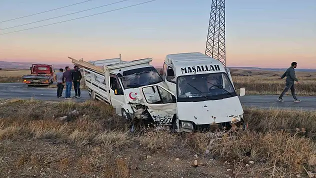 Çorum'da Minibüs Kamyonetle Çarpıştı: 4 Yaralı