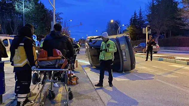 Minibüsle Çarpıştı, Yan Yattı: 1 Yaralı