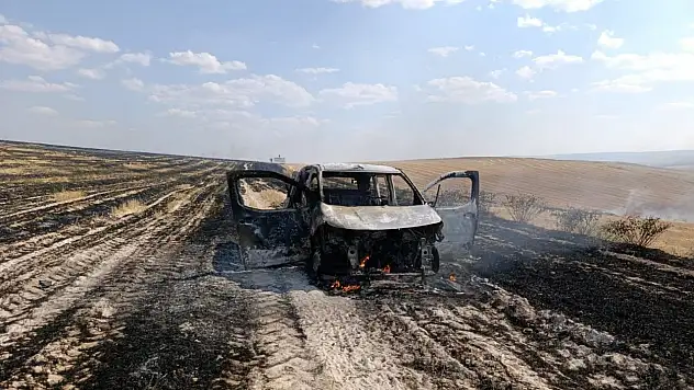 Çorum'da örtü yangınının sıçradığı hafif ticari araç küle döndü