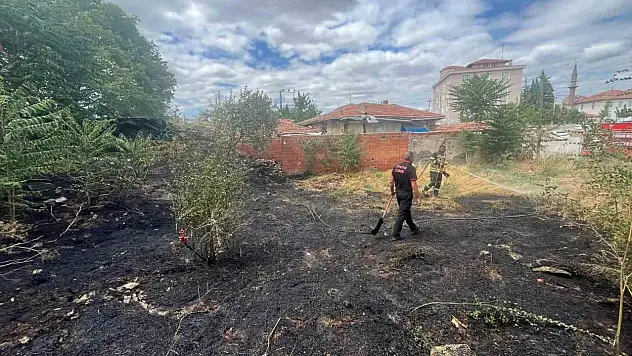 Çorum'da otluk alanda çıkan yangının evlere itfaiye önledi