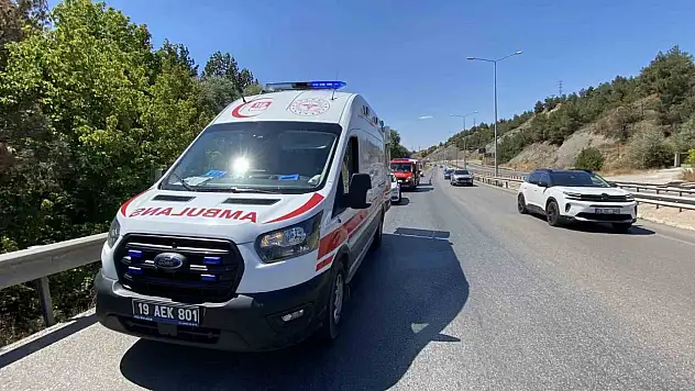 Çorum'da Otomobil Bariyerlere Çarptı: 2 Yaralı