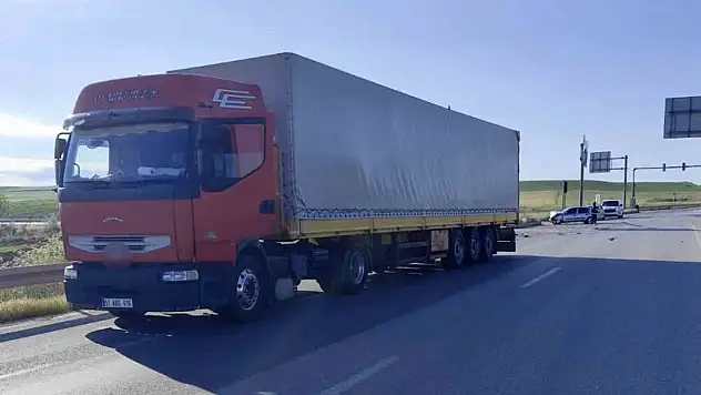Çorum'da otomobil ile tır kavşakta çarpıştı: 4 yaralı