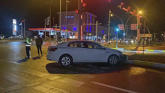 Çorum'da Otomobil Refüje Çarptı