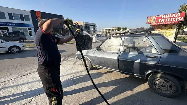 Çorum'da otomobilde çıkan yangını vatandaşlar söndürdü