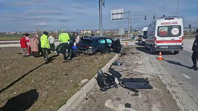 Çorum'da otomobille hafif ticari araç çarpıştı: 1'i çocuk 6 yaralı