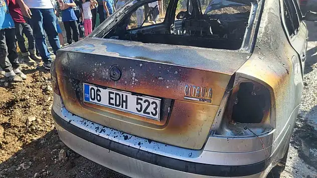 Çorum'da Park Halindeki Araç Alev Alev Yandı
