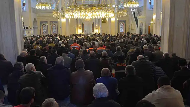 Vatandaşlar Camilere Akın Etti