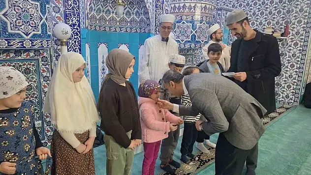 Çorum'da Ramazan'ın İlk Teravih Namazında Çocuklar Camide Buluştu