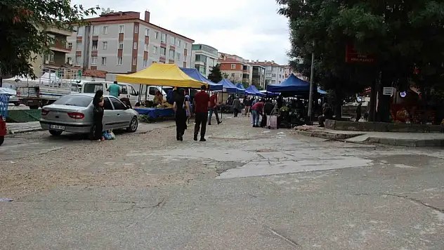 Çorum'da sağanak pazarcılara zor anlar yaşattı