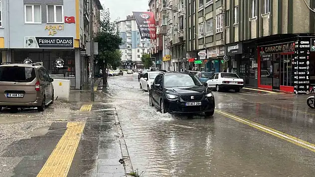 Çorum'da sağanak sonrası sokaklar göle döndü