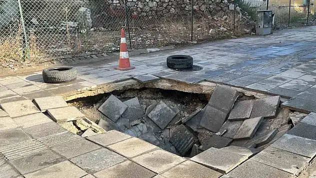 Çorum'da sağanak yağış sonrası kaldırım çöktü