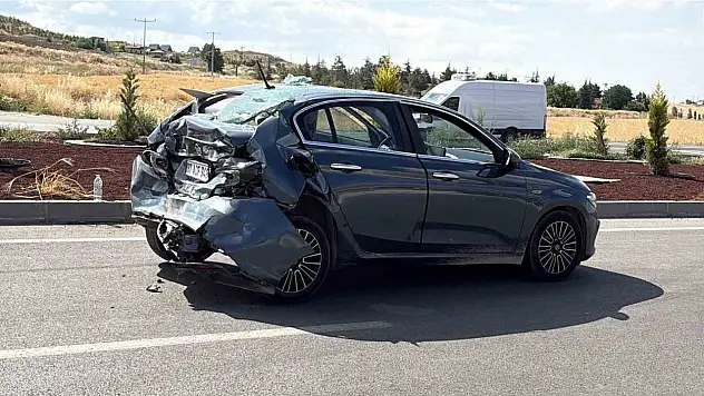 Çorum'da tır ile çarpışan otomobil kullanılmaz hale geldi