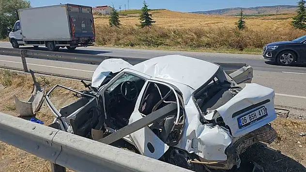Çorum'da tırla çarpışan otomobil bariyerlere saplandı: 1 yaralı
