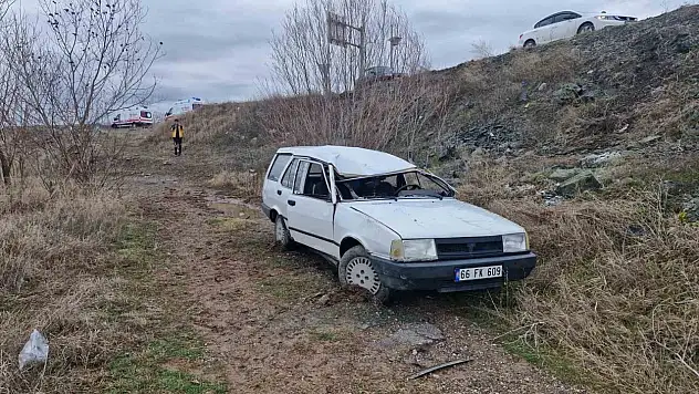 Çorum'da Tofaş Şarampole Uçtu: 3 Yaralı