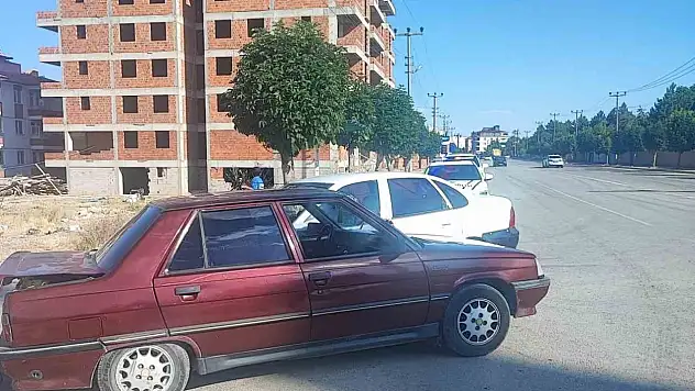 Çorum'da 3 Otomobil Çarpıştı: 3 Yaralı