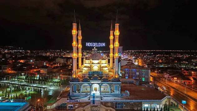 Çorum'da Vatandaşlar İlk Teravih İçin Akşemseddin Camii'ne Akın Etti