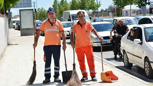 Çorum'da yolda kalan sürücünün yardımına belediye temizlik personeli koştu