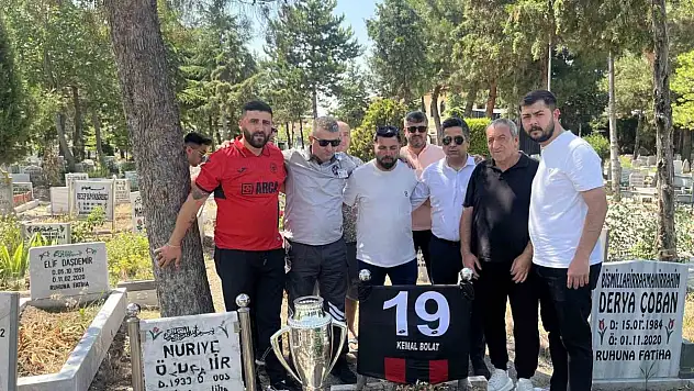 Çorum FK'nın şampiyonluk kupası, emektar gazetecisinin kabrine götürüldü