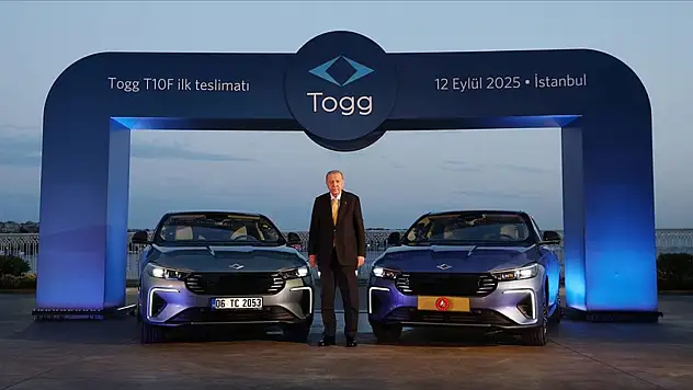 Cumhurbaşkanı Erdoğan'a Togg'un Yeni Modeli T10F'nin İlk Teslimatı Yapıldı