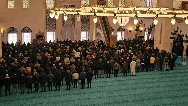 Uzun Mehmet Camii'nde Ramazan Ayının İlk Cuma Namazı Kılındı