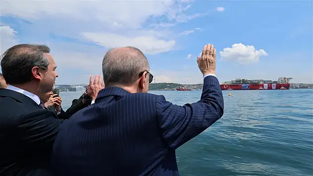 Cumhurbaşkanı Erdoğan, Türkiye'nin İlk Yüzer Gaz Üretim Platformunu Karadeniz'e Uğurladı